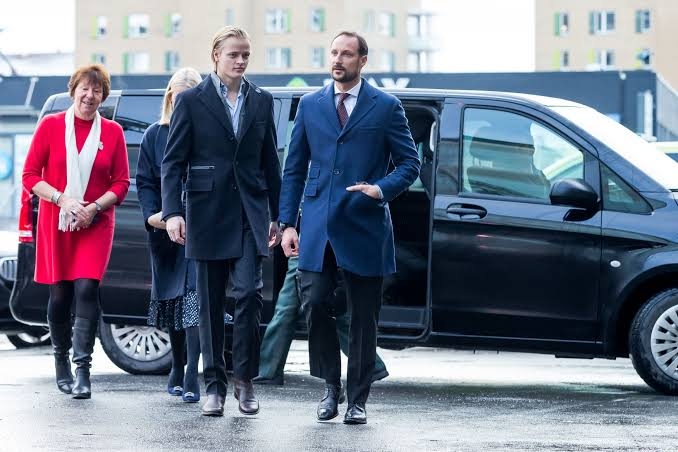 ノルウェー皇太子妃の息子、性的暴行容疑で逮捕