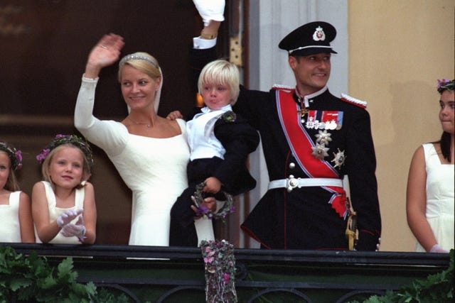 ノルウェー皇太子妃の息子、性的暴行容疑で逮捕