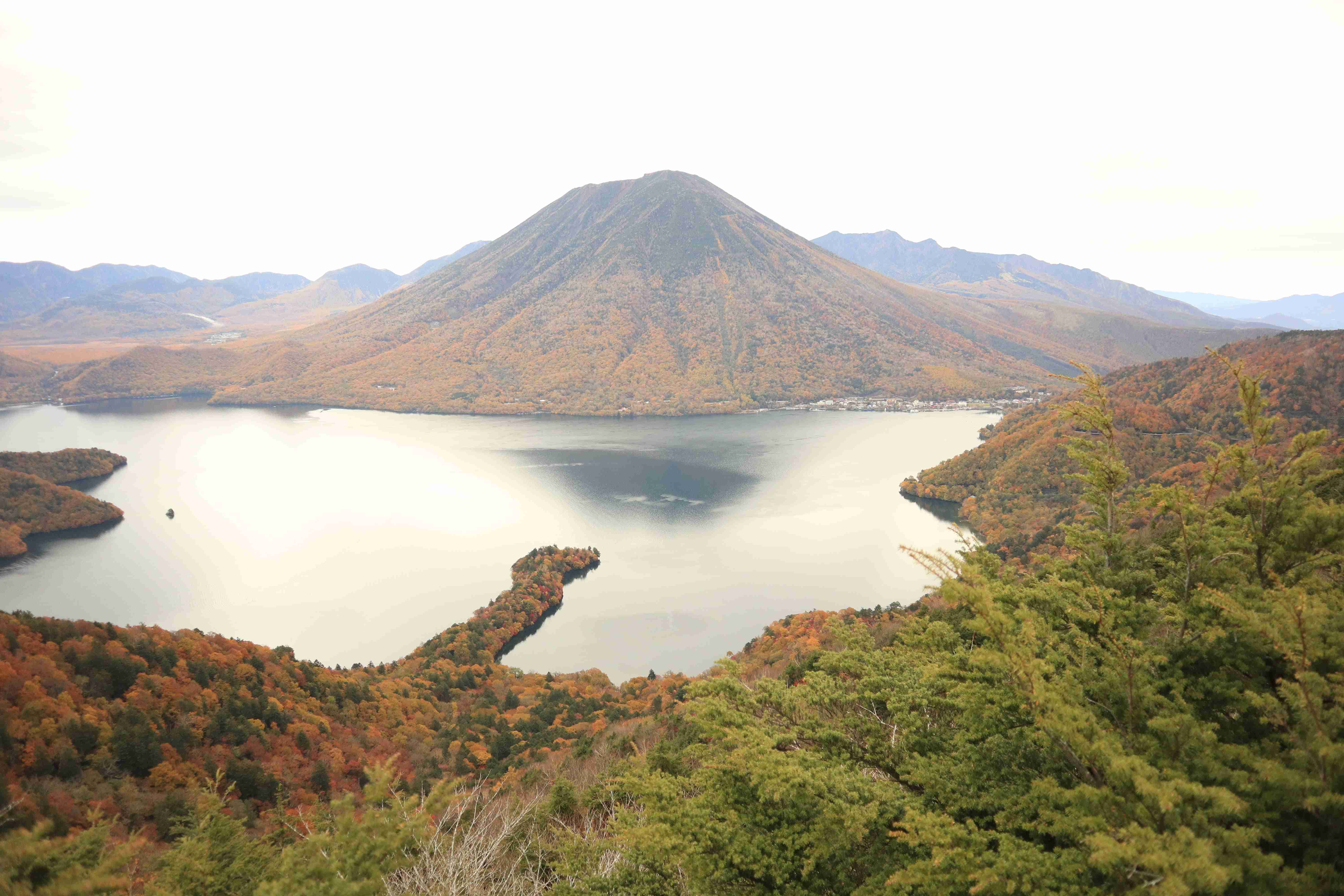 紅葉×絶景　観光客殺到の日光　バス「5分が60分」大混雑の3連休　迷惑駐車も
