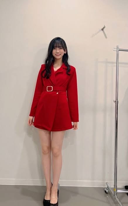 乃木坂46井上和＆池田瑛紗、バックハグ・腕組みで密着「週プレ」表紙登場
