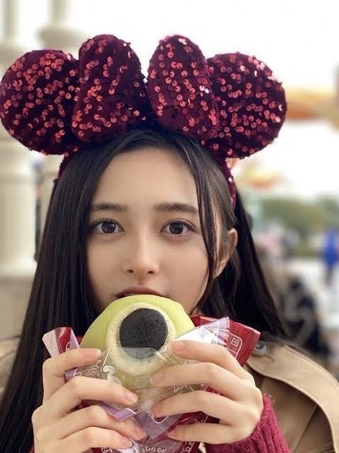 乃木坂46井上和＆池田瑛紗、バックハグ・腕組みで密着「週プレ」表紙登場