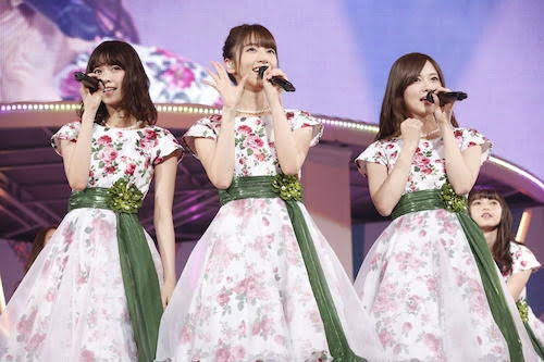 乃木坂46井上和＆池田瑛紗、バックハグ・腕組みで密着「週プレ」表紙登場