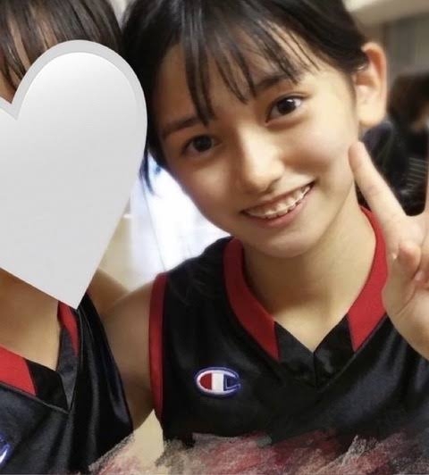 乃木坂46井上和＆池田瑛紗、バックハグ・腕組みで密着「週プレ」表紙登場