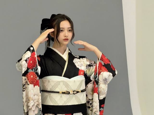 乃木坂46井上和＆池田瑛紗、バックハグ・腕組みで密着「週プレ」表紙登場