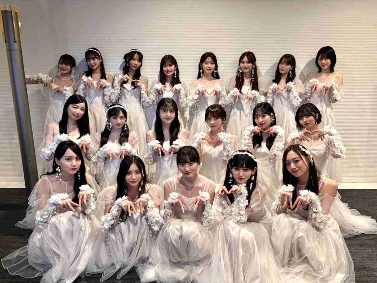 乃木坂46井上和＆池田瑛紗、バックハグ・腕組みで密着「週プレ」表紙登場