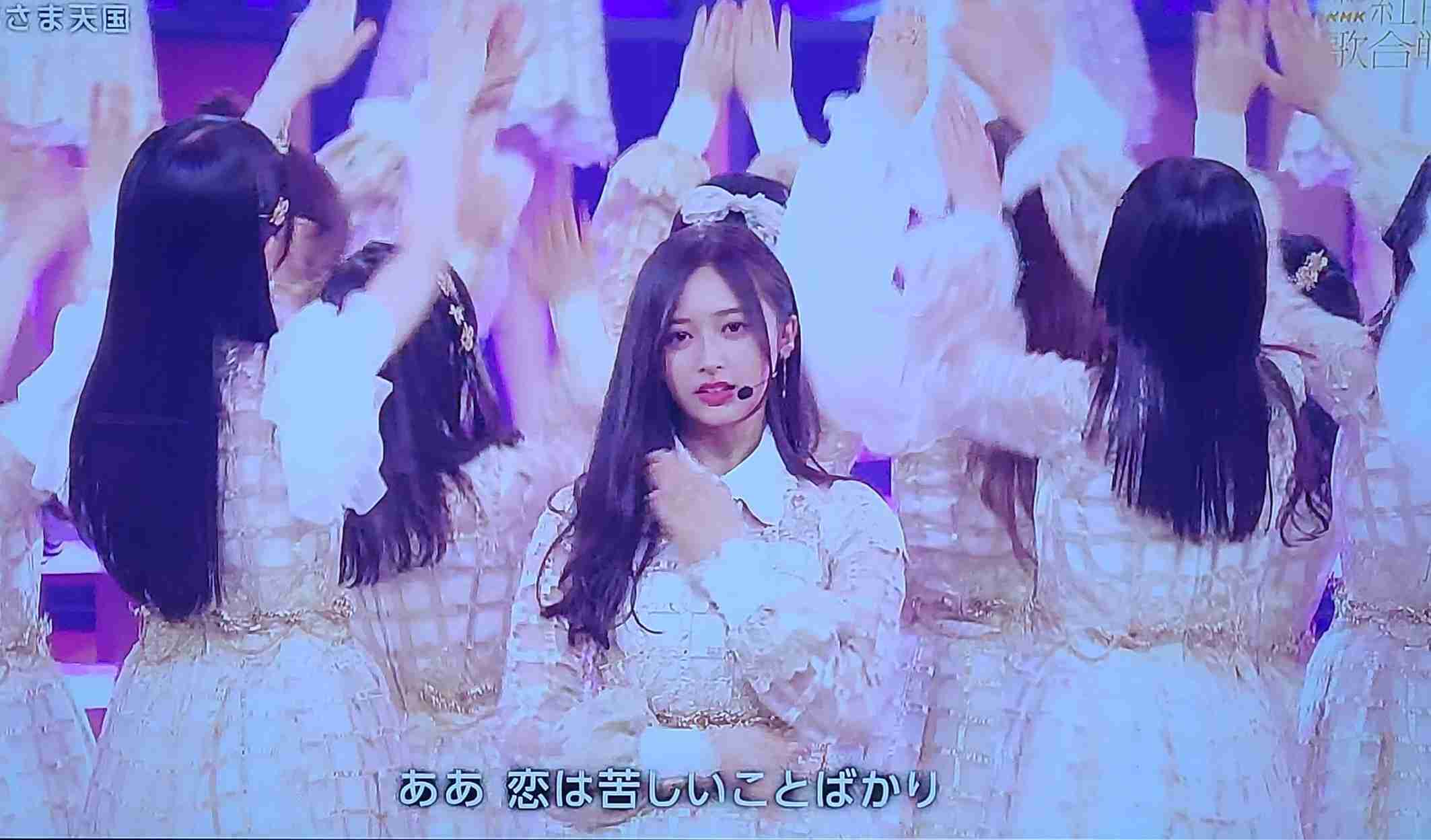 乃木坂46井上和＆池田瑛紗、バックハグ・腕組みで密着「週プレ」表紙登場