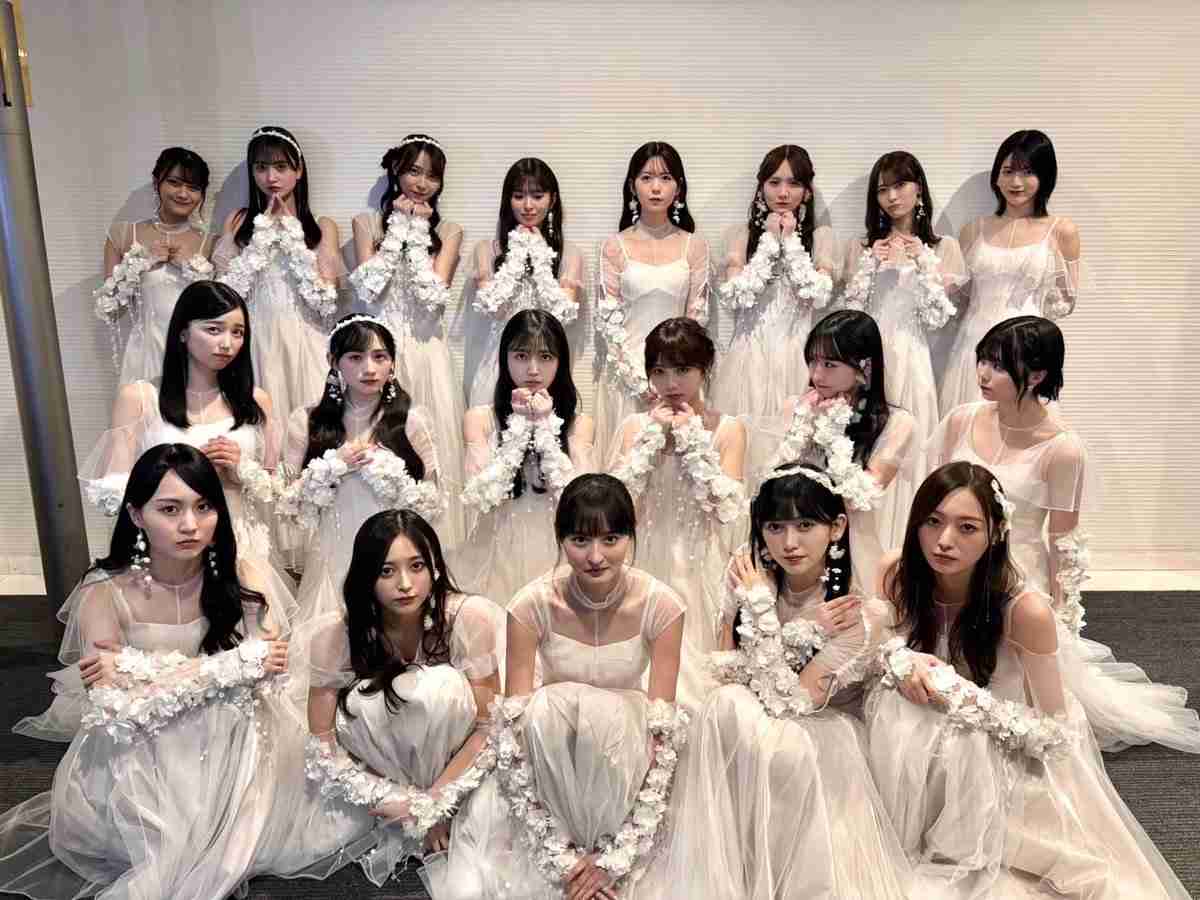 乃木坂46井上和＆池田瑛紗、バックハグ・腕組みで密着「週プレ」表紙登場