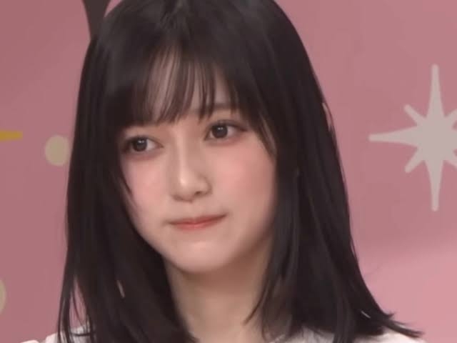 乃木坂46井上和＆池田瑛紗、バックハグ・腕組みで密着「週プレ」表紙登場