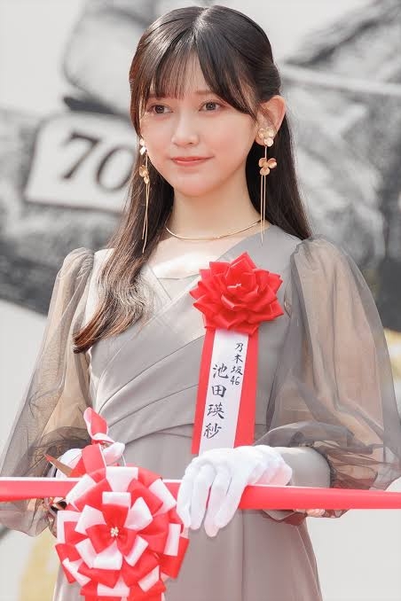 乃木坂46井上和＆池田瑛紗、バックハグ・腕組みで密着「週プレ」表紙登場