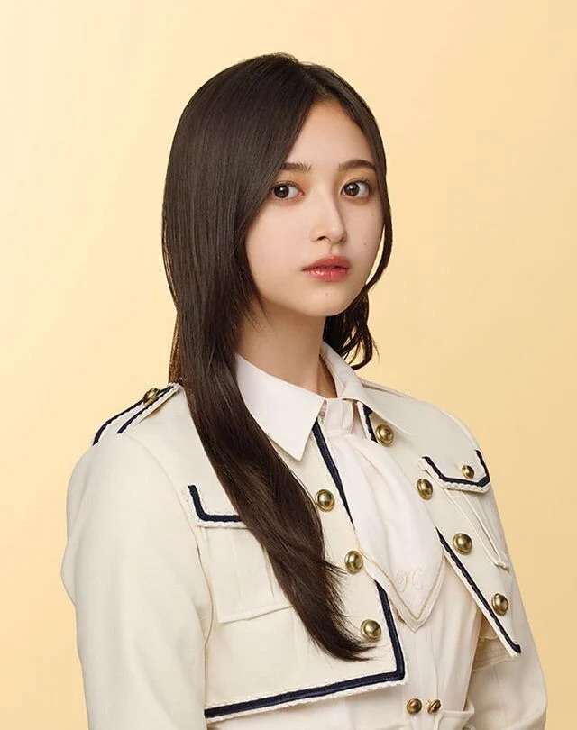 乃木坂46井上和＆池田瑛紗、バックハグ・腕組みで密着「週プレ」表紙登場