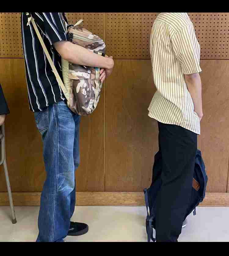 満員電車で…リュックはどうすれば邪魔じゃないの?→『前に抱える派』の意見を聞くと、意外な理由が明らかに