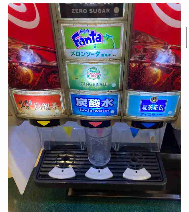友人とサイゼリヤに行ったら、ドリンクバー代を払っていないのに「炭酸水」を飲んでいた！ タダなのは「水」だけじゃないの？ 意外と知らない大手ファミレスのサービスを紹介