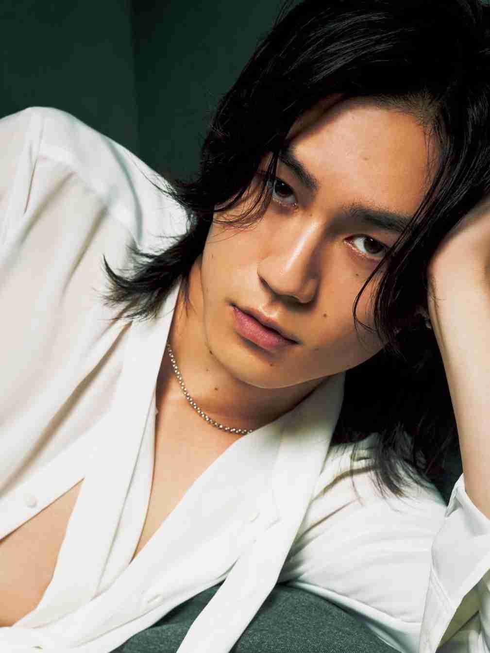 Travis Japan松田元太「anan」初のソロ表紙で肉体美披露 「ぽかぽか」で宣言したポーズも再現