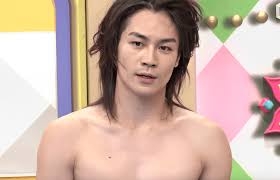 Travis Japan松田元太「anan」初のソロ表紙で肉体美披露 「ぽかぽか」で宣言したポーズも再現