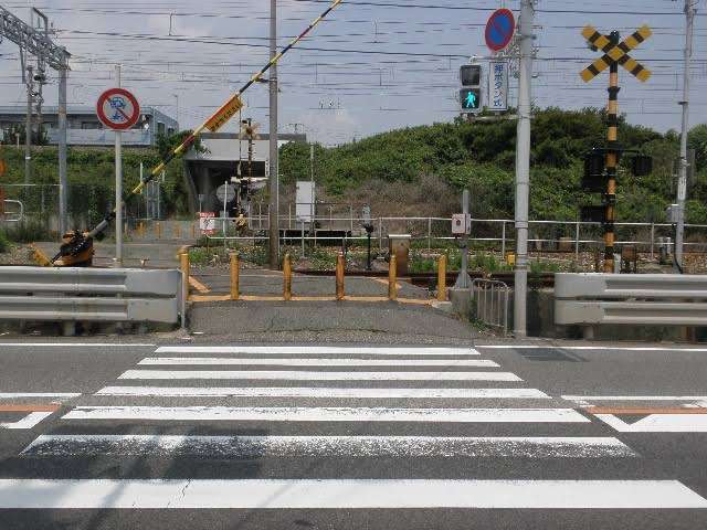 山陽電車と衝突 20~30代ぐらいの女性含む2人死亡 誤って踏切内で信号待ちか すぐ先に横断歩道