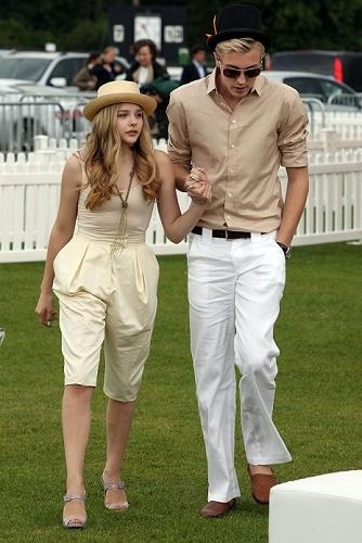 米女優クロエ・モレッツ、同性恋人との婚約指輪公開 デート写真も披露