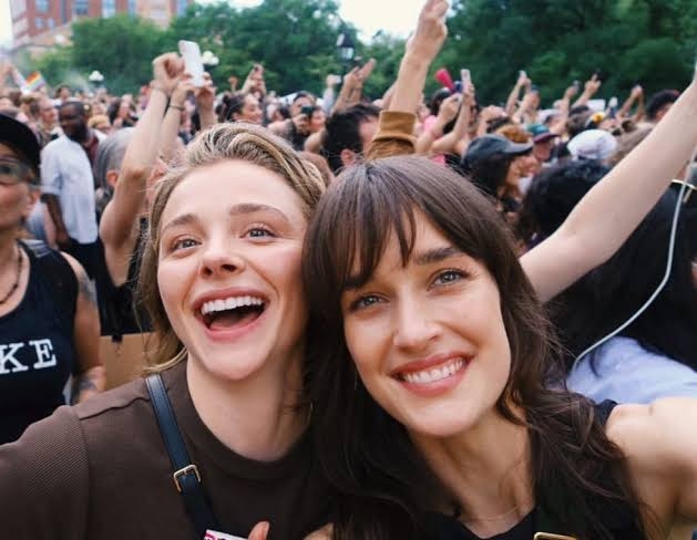 米女優クロエ・モレッツ、同性恋人との婚約指輪公開 デート写真も披露
