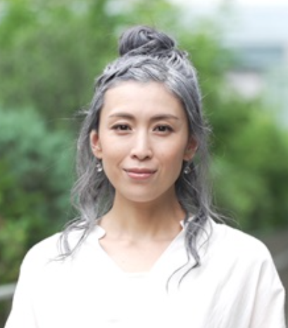 「おばあさんがいる！いやいや私だ（笑）」グレイヘアを選んだ近藤サト「劣化したと言われるのは想定内だったけれど」