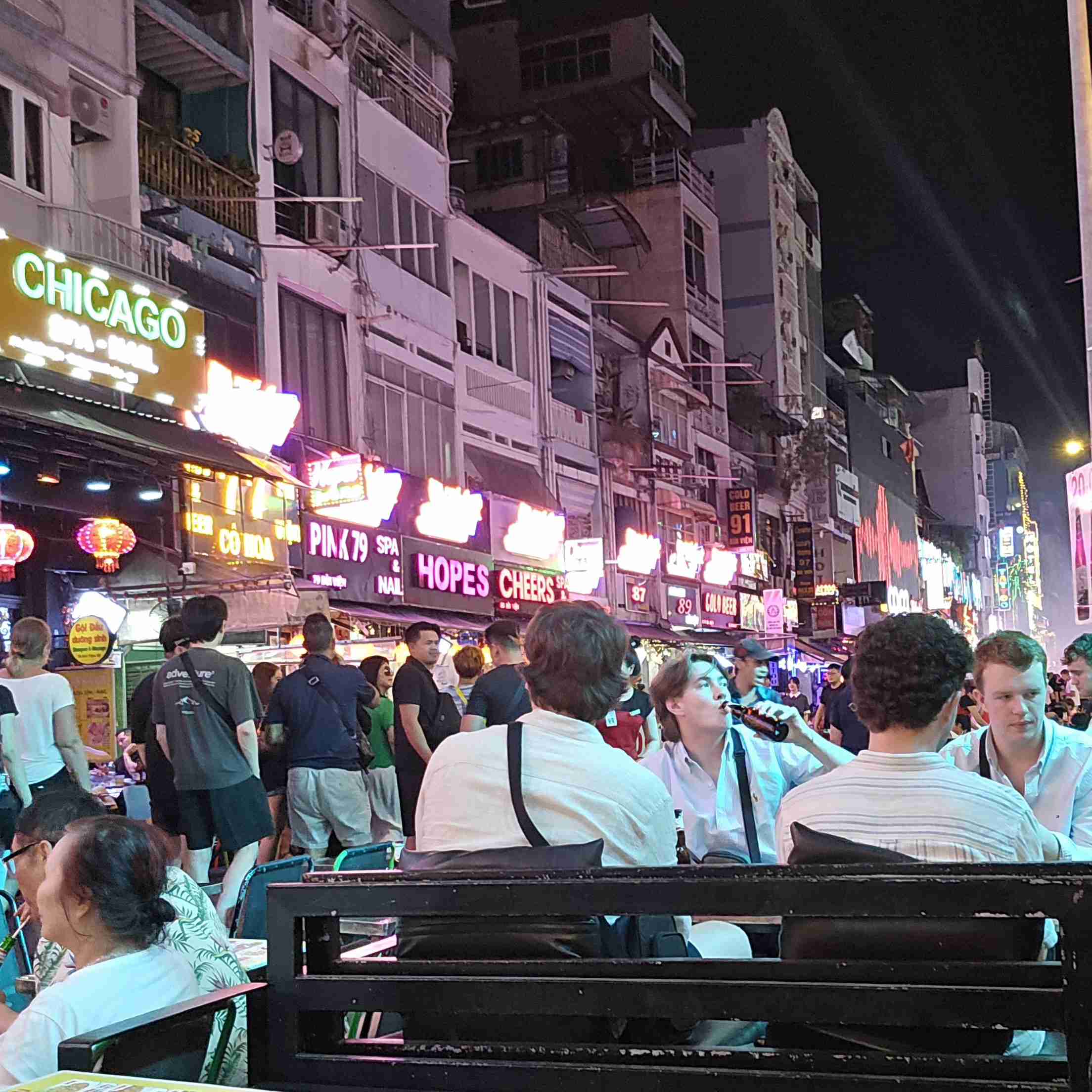 「パリピ飲みがブームになりつつある」「テキーラ観覧車まで登場？」…。“普通の若者たち”の間で「ショット遊び」の人気が再燃する理由とは？