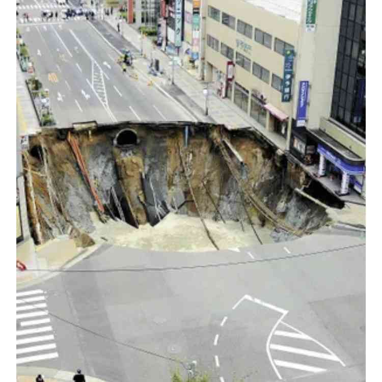 埼玉の道路陥没、二次災害を警戒　発生3日目、男性救助続く