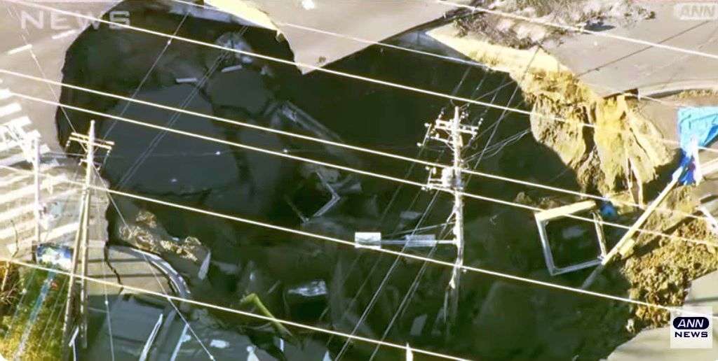 埼玉の道路陥没、二次災害を警戒　発生3日目、男性救助続く