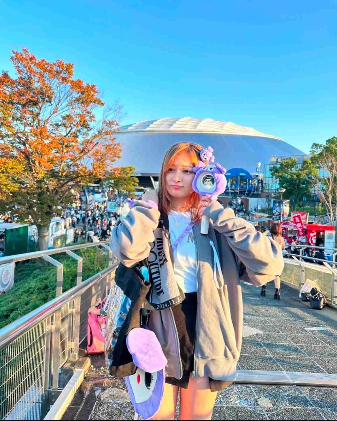 吉川愛　“推し活”で全身パープルに！ファン称賛の声「オタ活尊い」「ビジュ爆発」「フル装備すぎる」