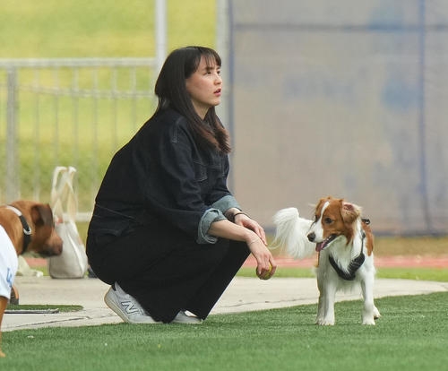 妊娠公表の真美子夫人＆デコピンがキャンプ施設“初訪問”　大谷翔平は自主トレせずに“家族サービス”