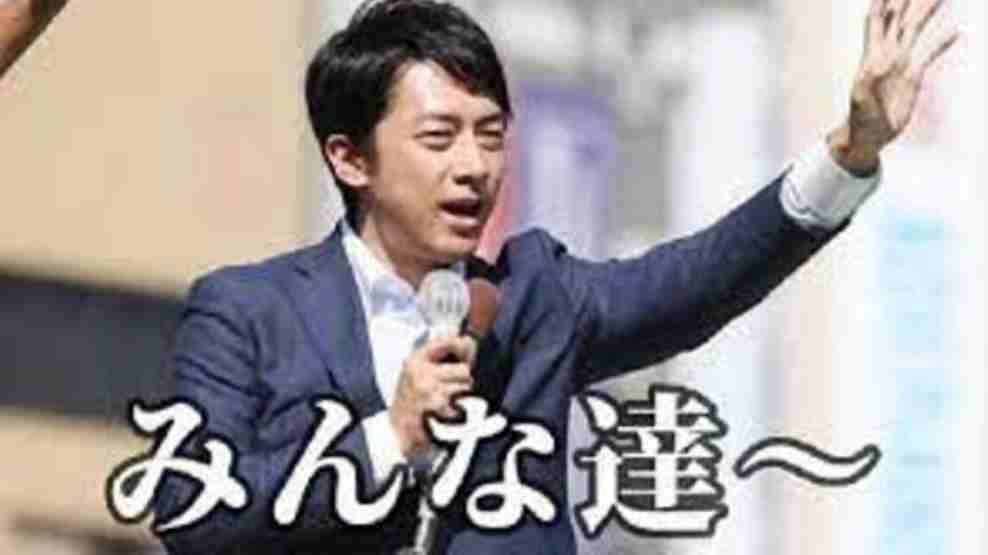 小泉進次郎氏、“超至近距離でにらまれる”写真公開「すっごい鋭い眼差し 何かを訴えてますね」「なかなか迫力のあるにらみ」