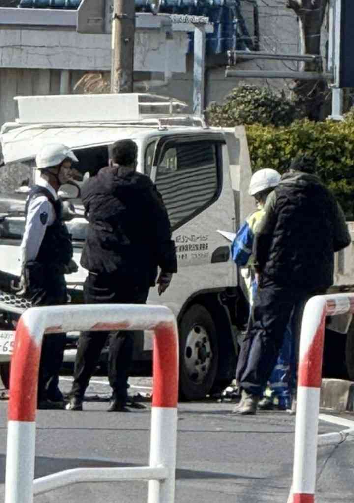6カ月の女児が意識不明 ワゴン車とトラックが衝突 ワゴン車には30代の両親と女児、トラックには20代の男性が乗車 ワゴン車の車内にチャイルドシートは確認できず 現場は片側1車線の緩やかなカーブ