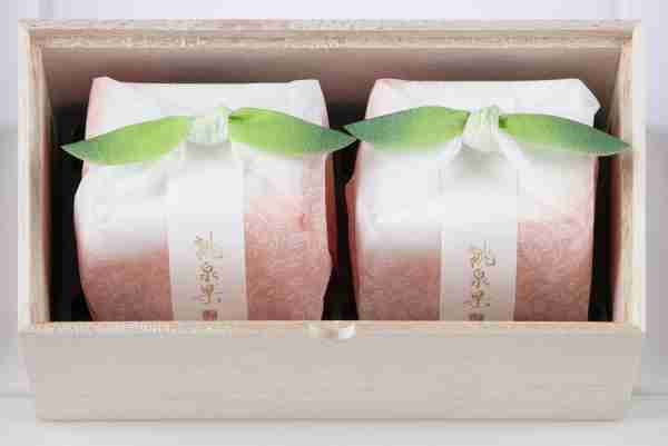 プレゼントの値段を目の前で調べる人