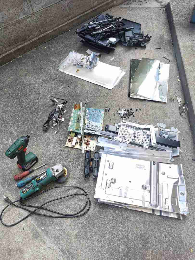 「テレビもらってください」→「非常に迷惑。不法投棄で通報します」 道に不要品を出すのは違法？