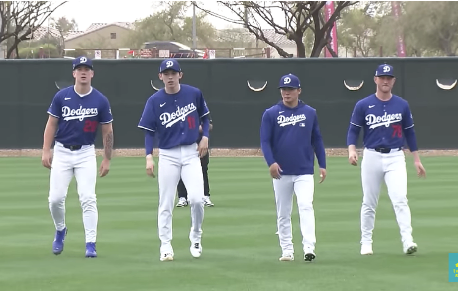 「佐々木朗希の才能は狂気の沙汰だ」MLBが震撼した“令和の怪物”のOP戦初登板。最速160キロの鮮烈デビューに衝撃「えげつないだろ…」