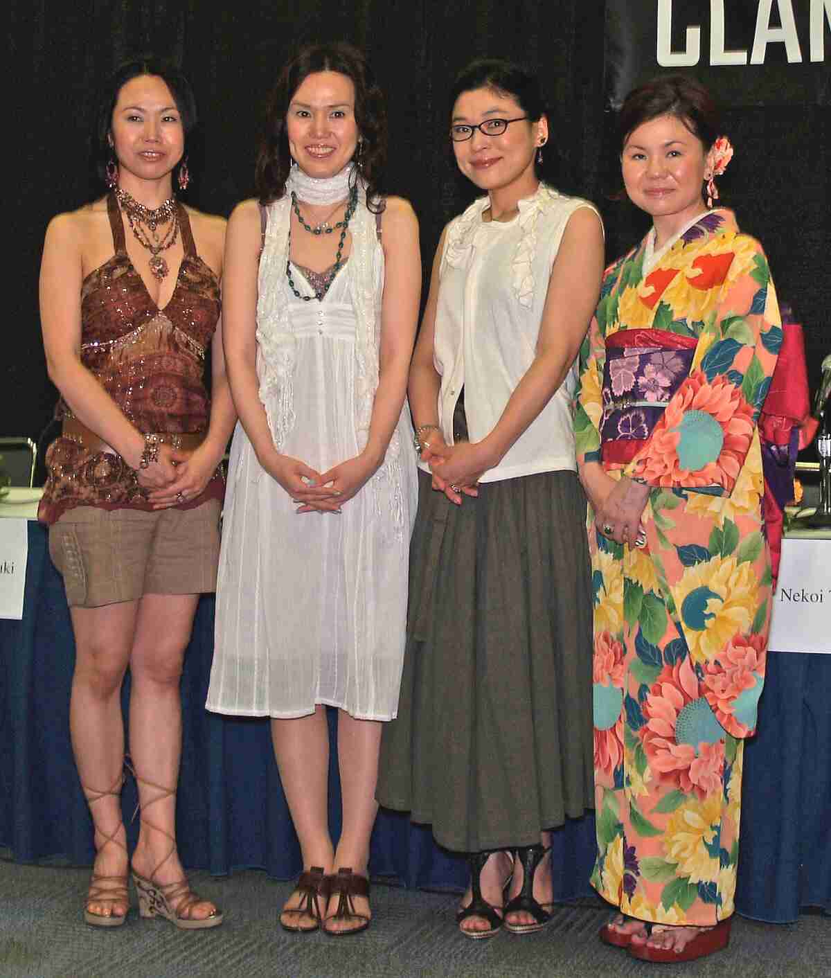 漫画家さんの顔写真を貼るトピ