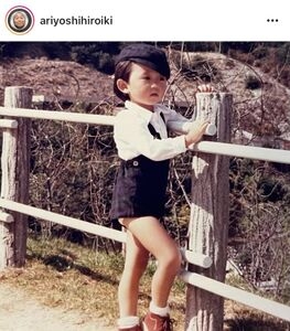 有吉弘行の1歳写真に衝撃！「信じられない」「さすが快男児」驚きのスタスタぶり