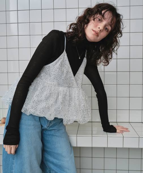 「シャツの上にブラ…？」最近のファッショントレンド「ビスチェ」がネットで賛否両論