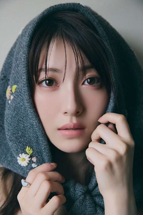 「シャツの上にブラ…？」最近のファッショントレンド「ビスチェ」がネットで賛否両論