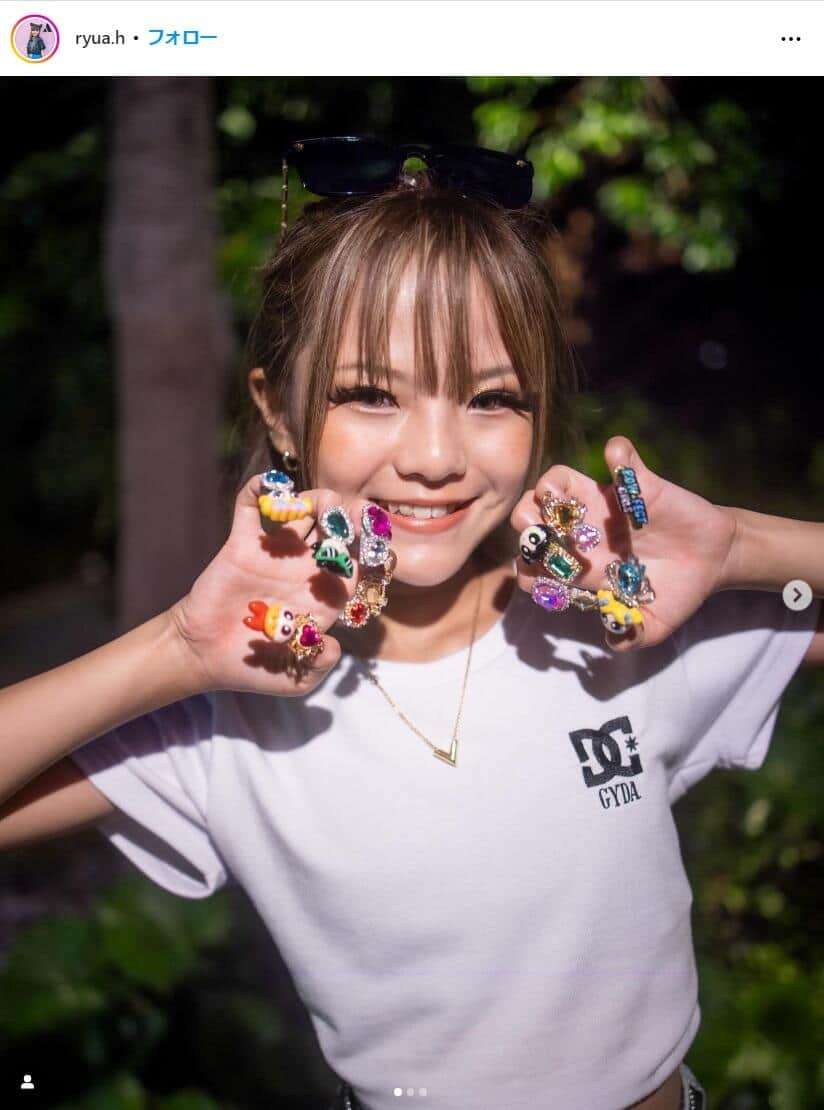 “小学生ギャルモデル”りゅあ（12）、オリジナルの刺繍入り制服で小学校卒業を報告