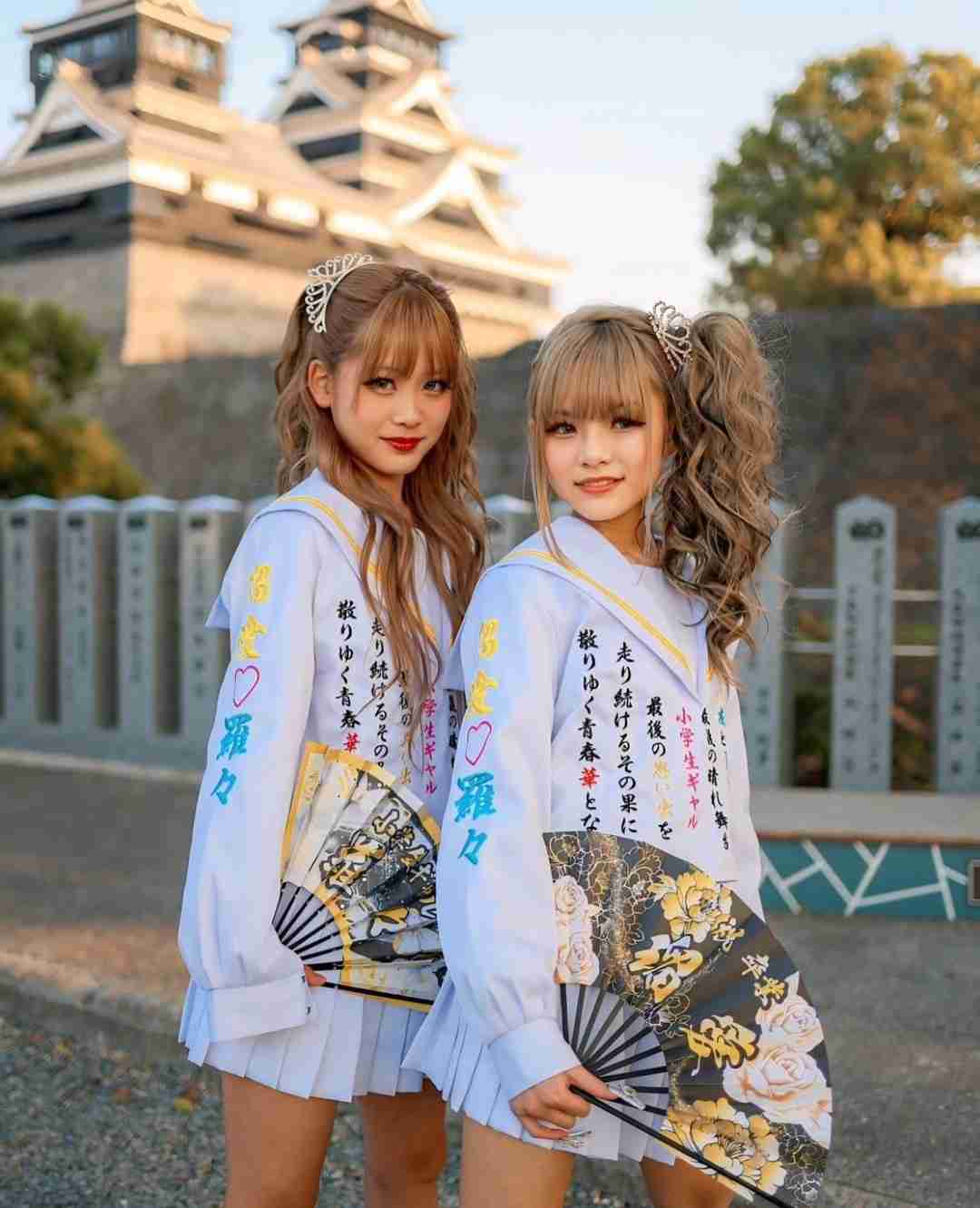 “小学生ギャルモデル”りゅあ（12）、オリジナルの刺繍入り制服で小学校卒業を報告
