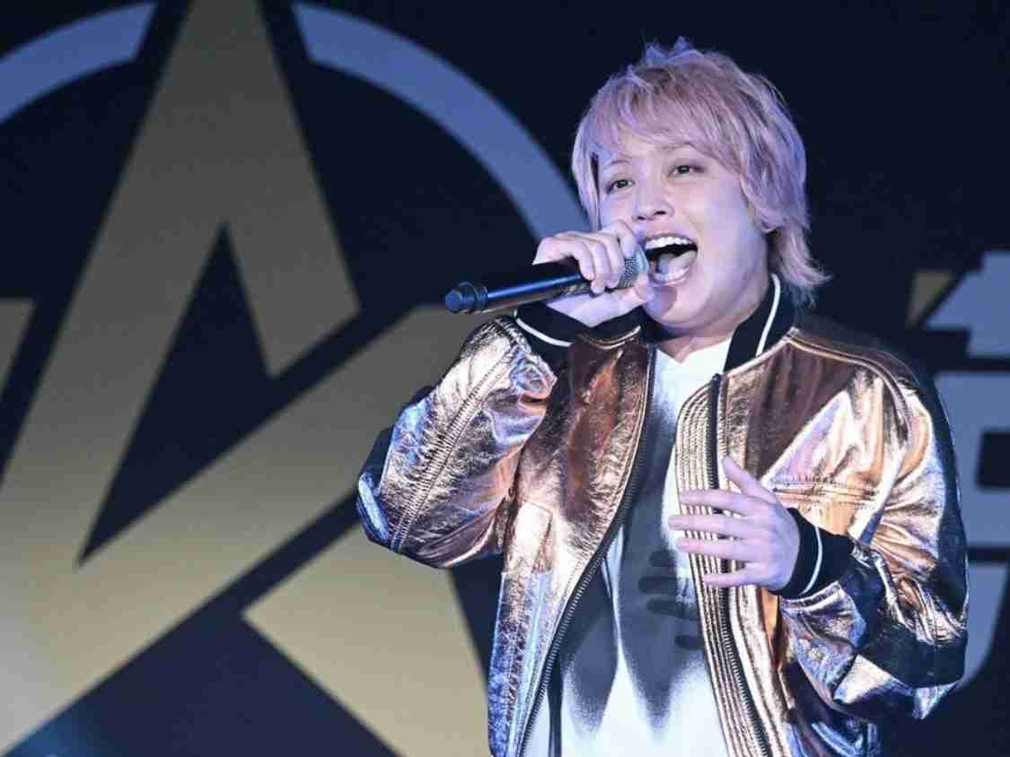 手越祐也、金バックで“王子様”のように微笑み 『ViVi』で特集&ポジティブ満載の「ステッカー」付録