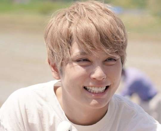 手越祐也、金バックで“王子様”のように微笑み 『ViVi』で特集&ポジティブ満載の「ステッカー」付録