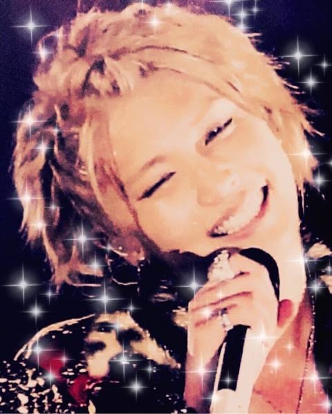 手越祐也、金バックで“王子様”のように微笑み 『ViVi』で特集&ポジティブ満載の「ステッカー」付録