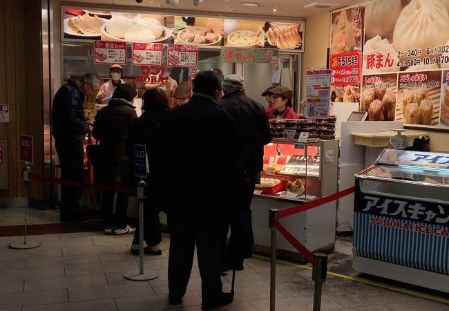 新大阪駅で551蓬莱の豚まんを買うのは甘い？予想以上の大行列に「おすすめ店舗」を伝える声が続出