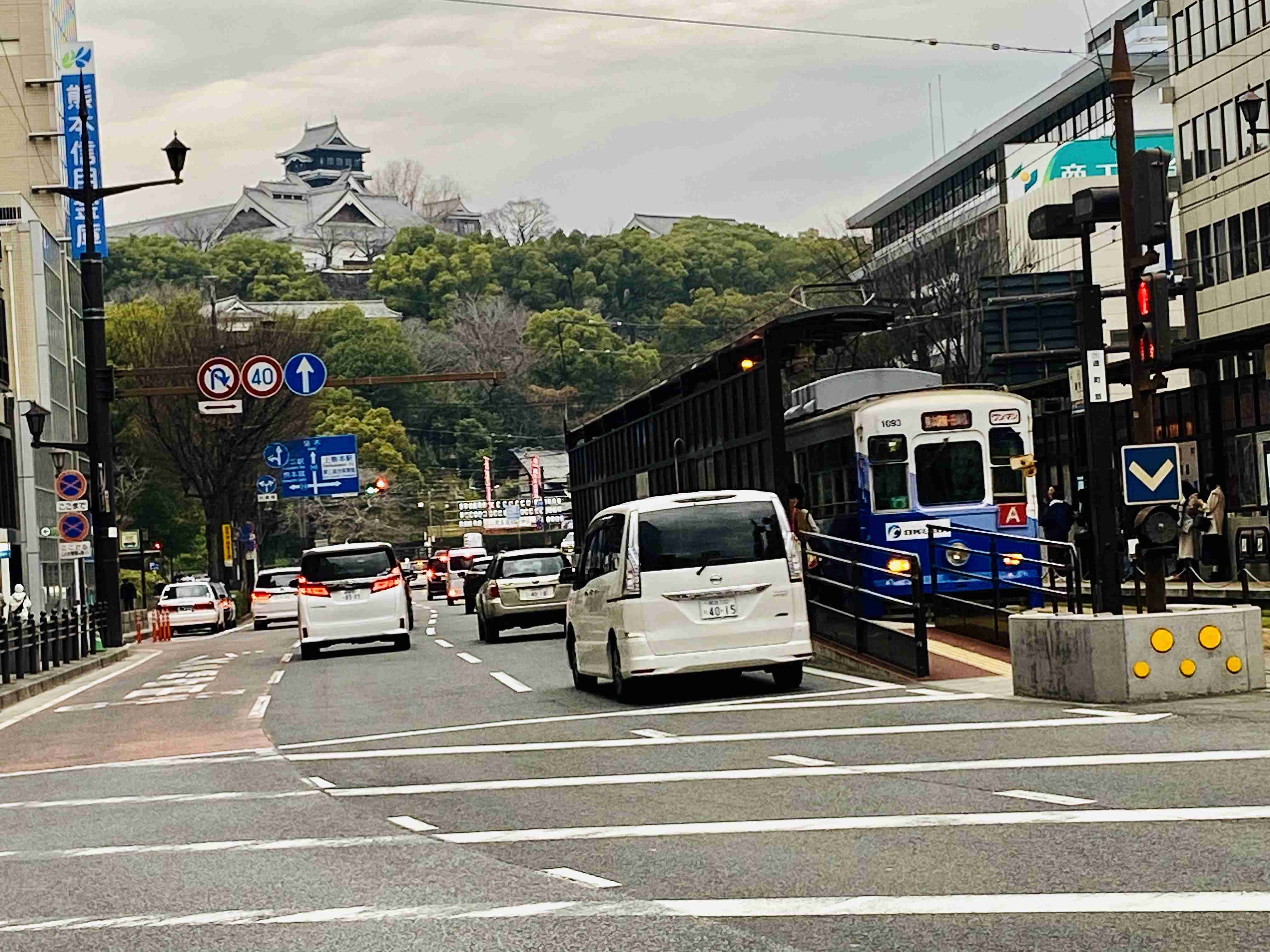 熊本市電同士が追突事故 6人搬送 電停で停車中の車両に後続の車両が追突
