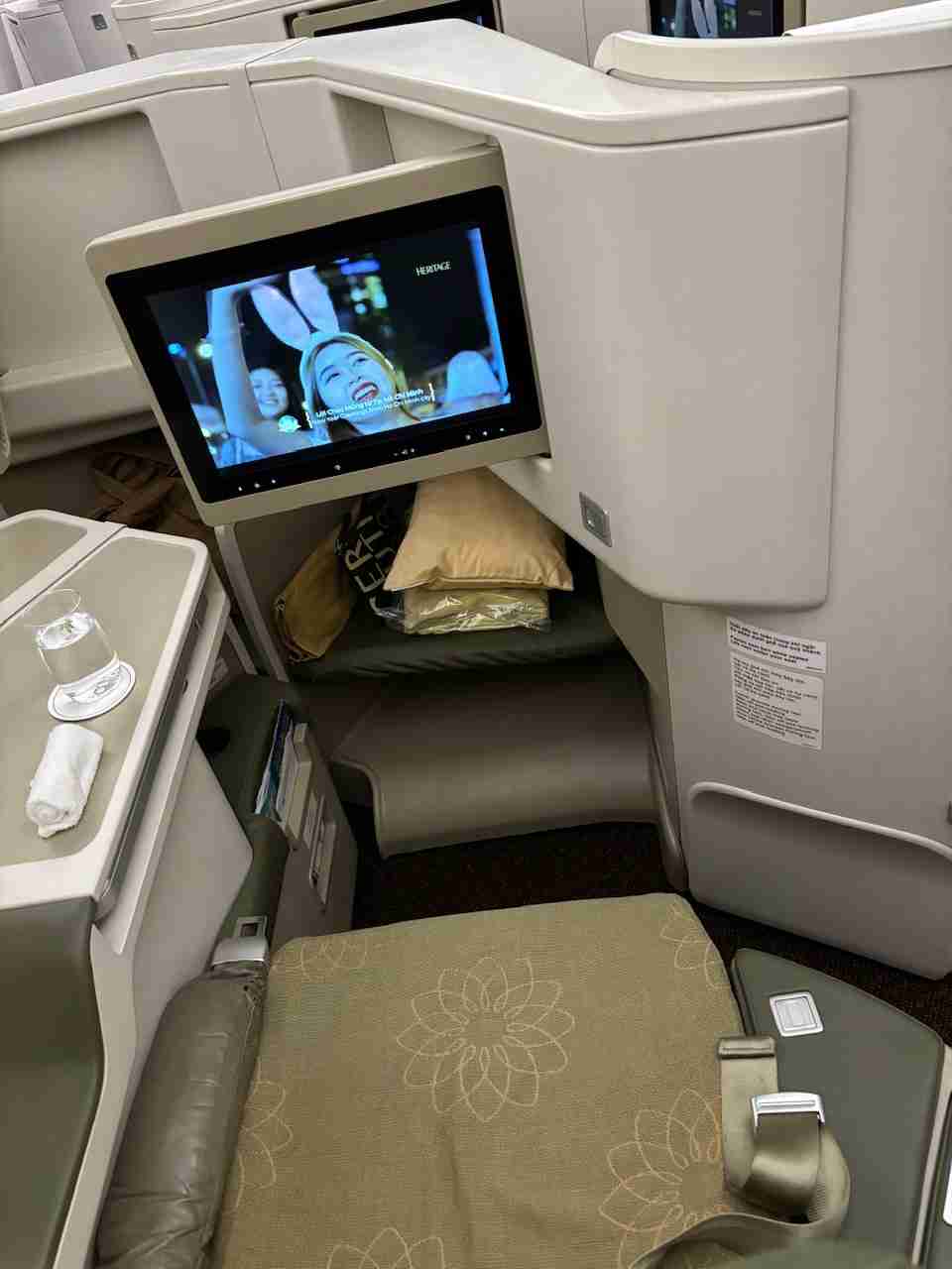 飛行機内で隣の乗客が「裸足」に...注意すべき? 足の裏を向けられた写真から移動中マナーの議論が白熱