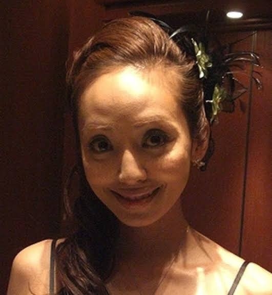 飛行機でナイトブラ姿に→「機内で下着なんて」と炎上 神田うのが懐古「ドア閉まってるし見られない」