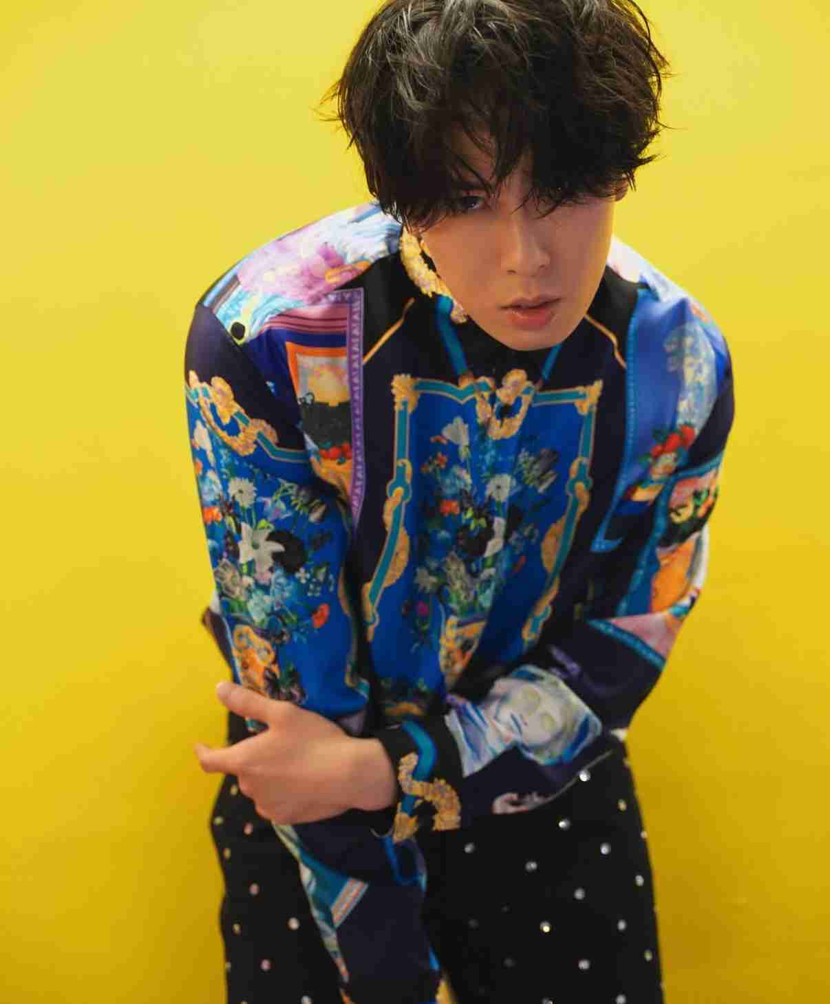 宮舘涼太「I・だって止まらない」『ラヴィット!』ステージショット&オフショットが公開!KABA.ちゃんと寄り添うムーディーなショットも