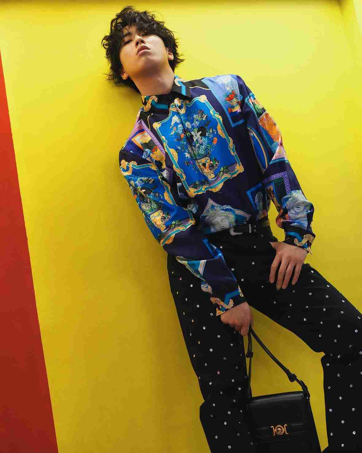 宮舘涼太「I・だって止まらない」『ラヴィット!』ステージショット&オフショットが公開!KABA.ちゃんと寄り添うムーディーなショットも