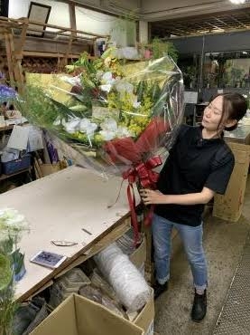 卒業式で担任に花束贈呈、「1人1000円」は余るはず？ ポケットマネーにする目的で「多めに集金」は犯罪成立のおそれ
