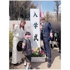 入学式コーデ衝撃！42歳有名モデル　膝上20センチ「めっちゃ綺麗」孫もいるシングルマザー