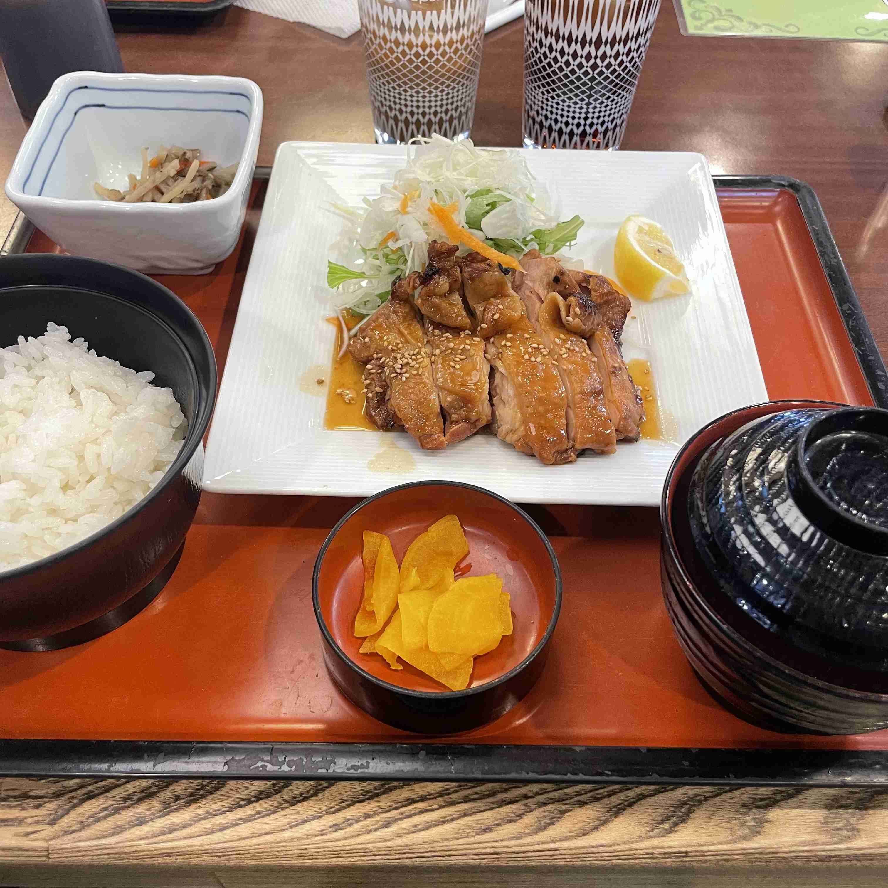 かわいい顔文字をつけて話そう (⁎⁍̴̆Ɛ⁍̴̆⁎)